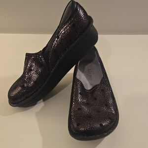 Alegria PG Lite Women's Metallic Black Clogs